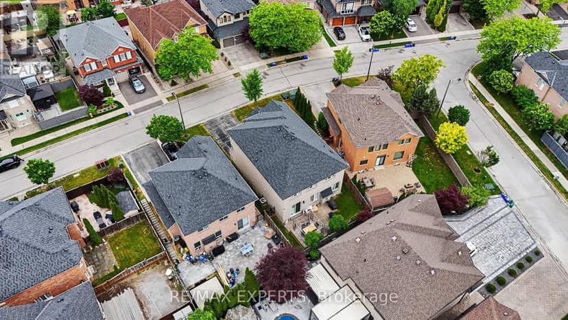 15 Arrowood Crescent — photo 3 of 29