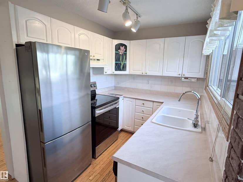 975 Millbourne Rd E NW — photo 15 of 40