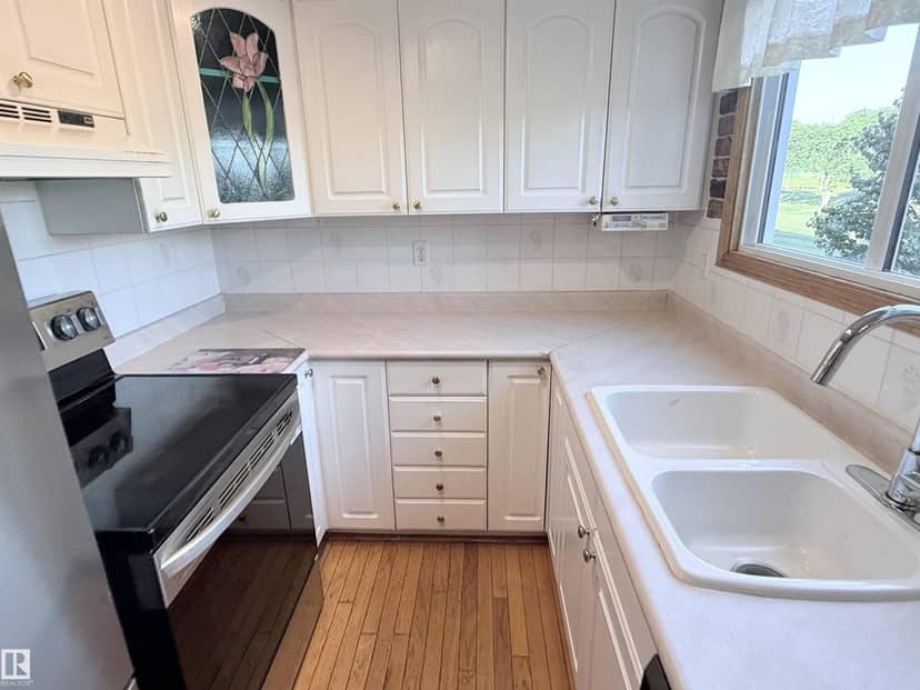 975 Millbourne Rd E NW — photo 16 of 40