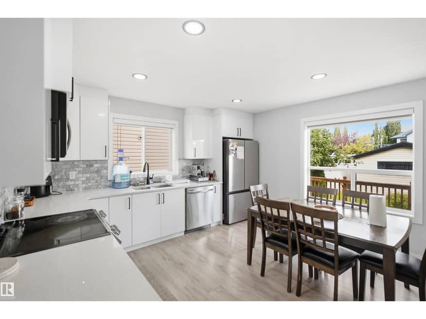 2122 37 AV NW — photo 11 of 40