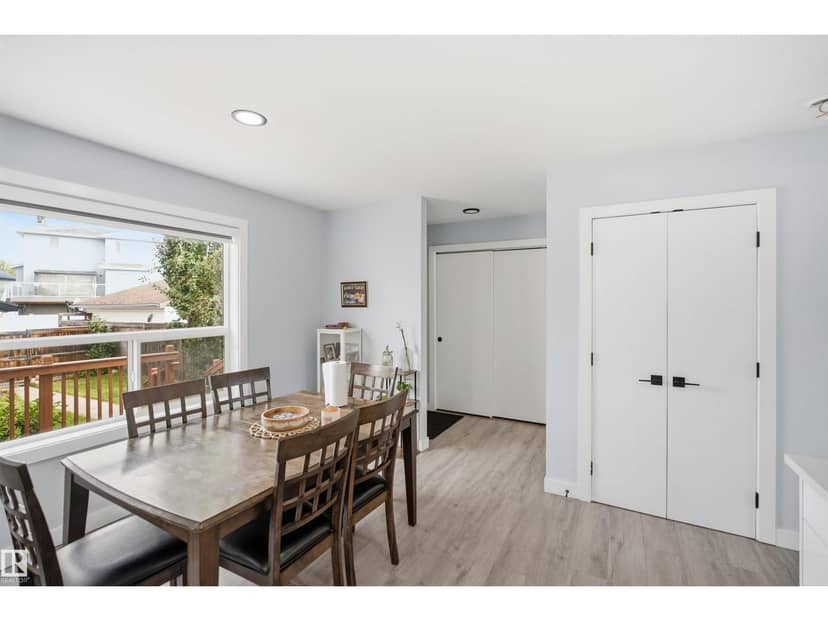 2122 37 AV NW — photo 12 of 40