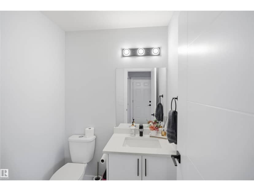 2122 37 AV NW — photo 14 of 40