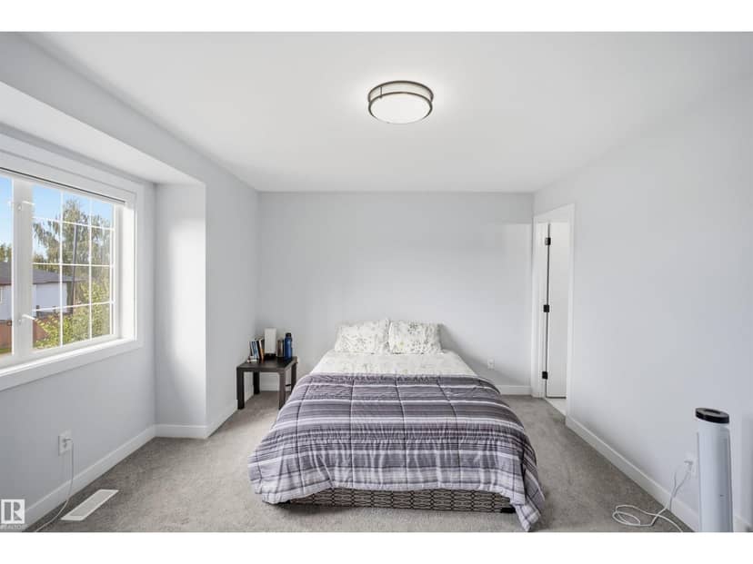 2122 37 AV NW — photo 17 of 40