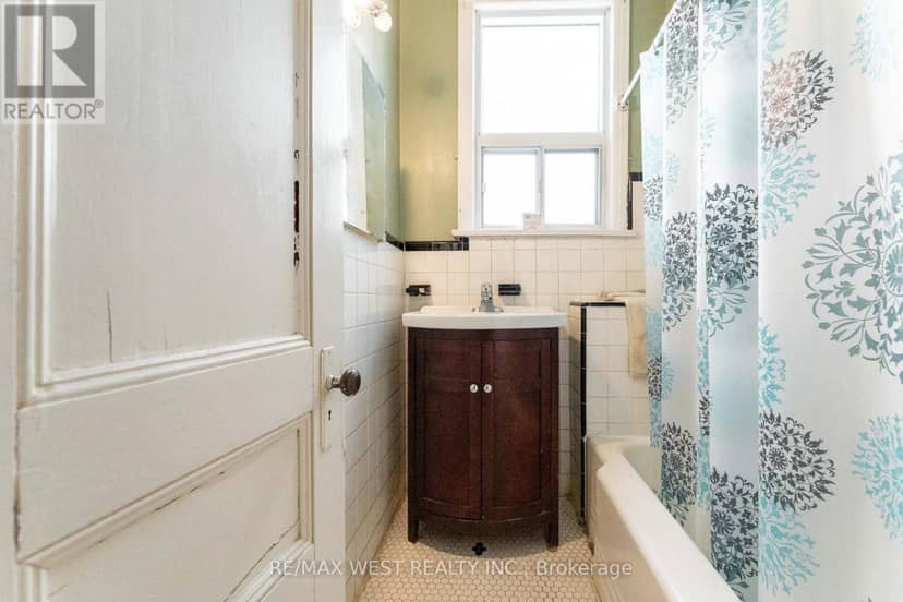 1311 King Street W — photo 23 of 40
