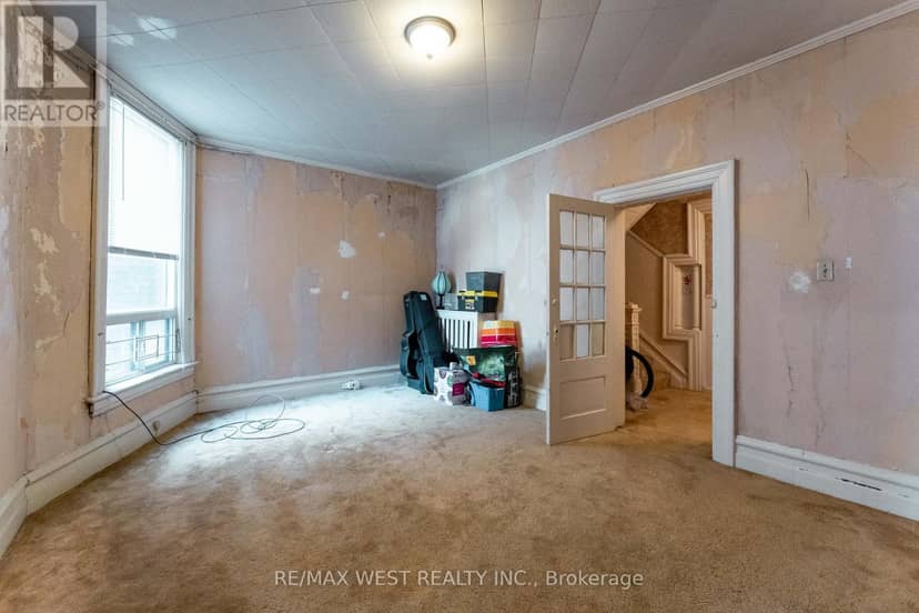 1311 King Street W — photo 8 of 40