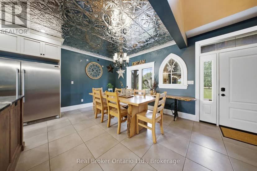 7399 Wellington 10 Road, Mapleton, photo 8