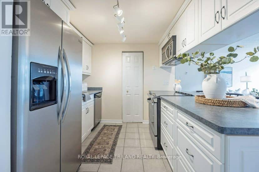 1105 - 155 Kent Street — photo 14 of 40