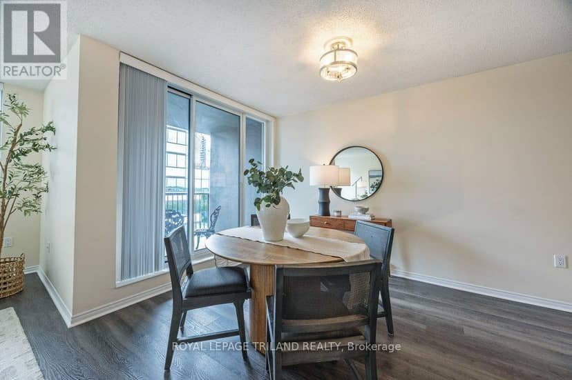 1105 - 155 Kent Street — photo 21 of 40