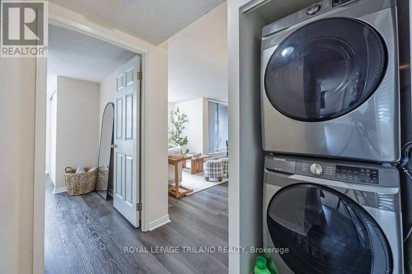 1105 - 155 Kent Street — photo 26 of 40