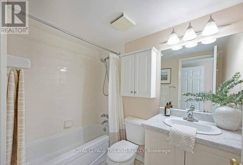 1105 - 155 Kent Street — photo 30 of 40