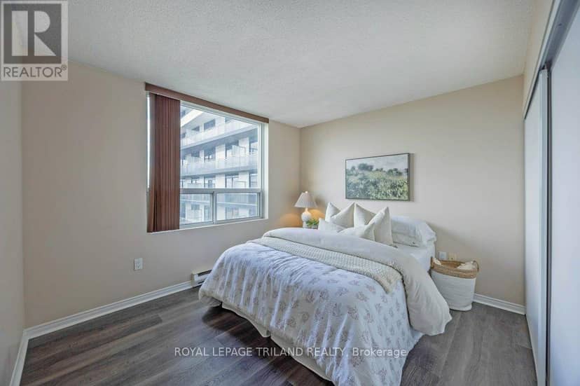 1105 - 155 Kent Street — photo 33 of 40