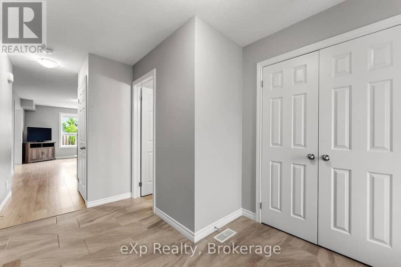 27 Robertson Drive — photo 12 of 40