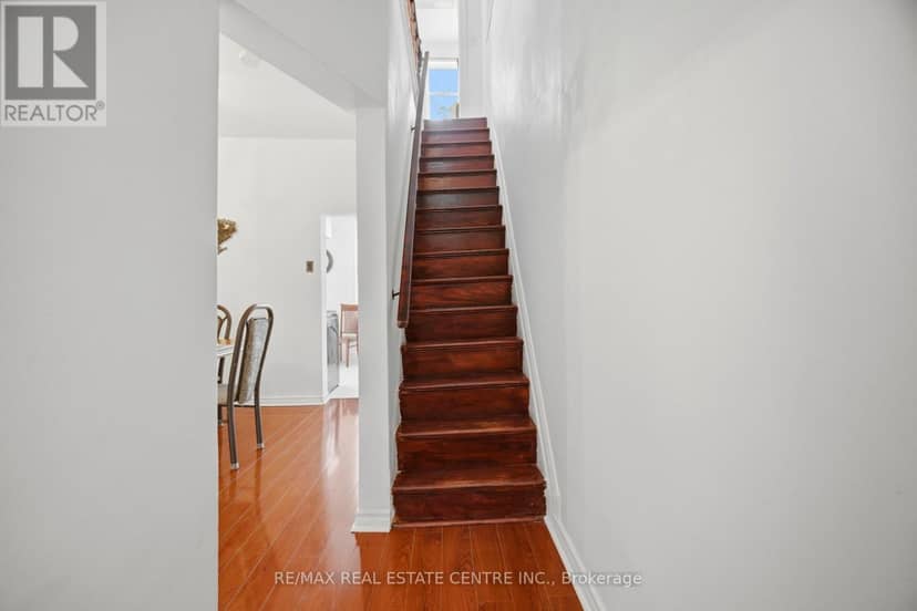 490 Wentworth Street N — photo 18 of 34