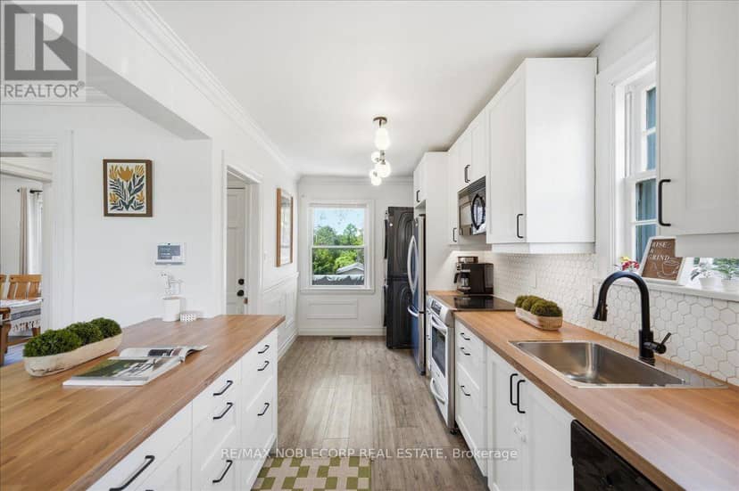 1790 King Street E — photo 8 of 40