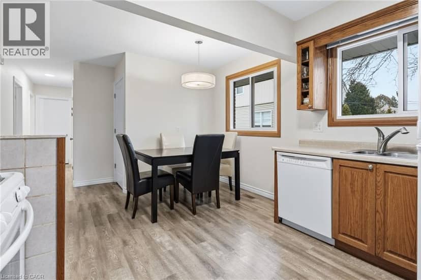 27 BLENHEIM Drive, Stoney Creek, photo 5