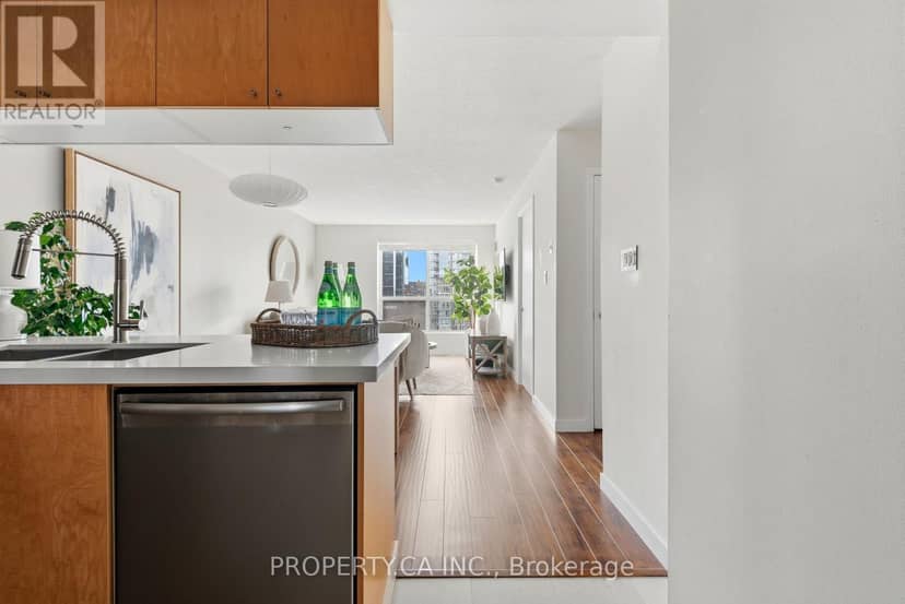1105 - 410 Queens Quay W — photo 7 of 16