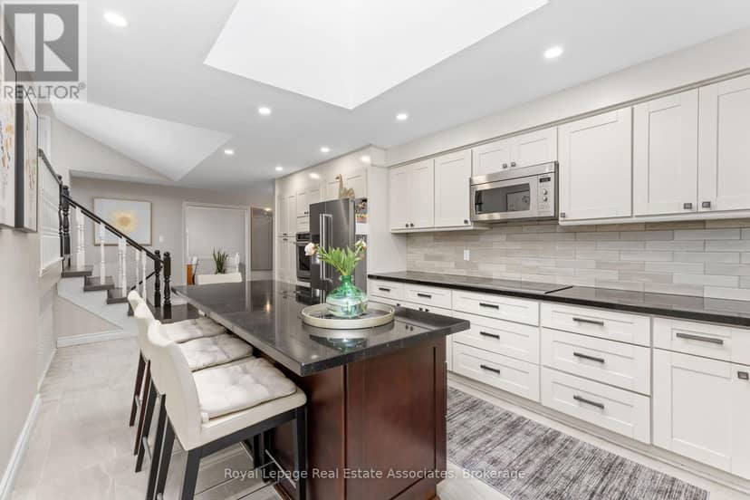 537 Mathewman Crescent — photo 11 of 31