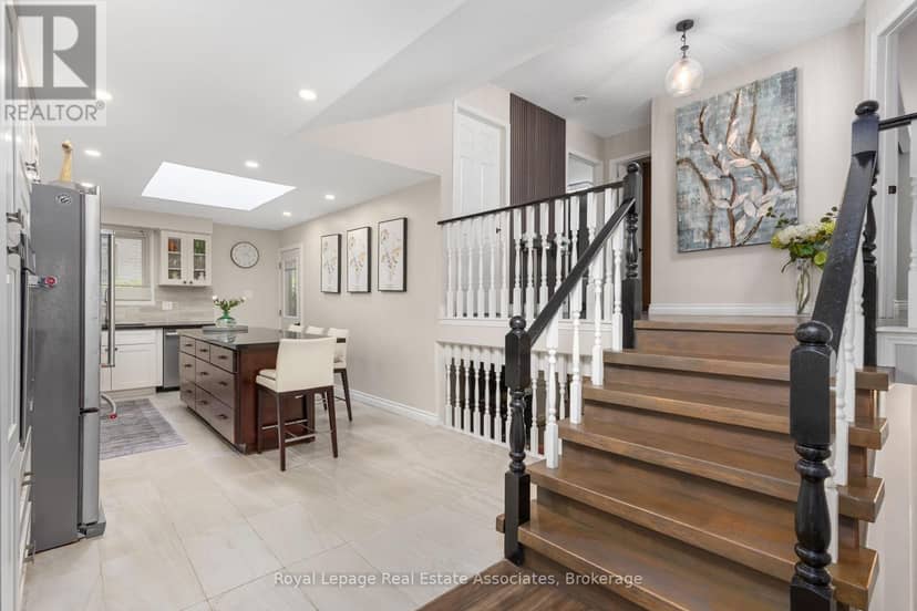 537 Mathewman Crescent — photo 8 of 31