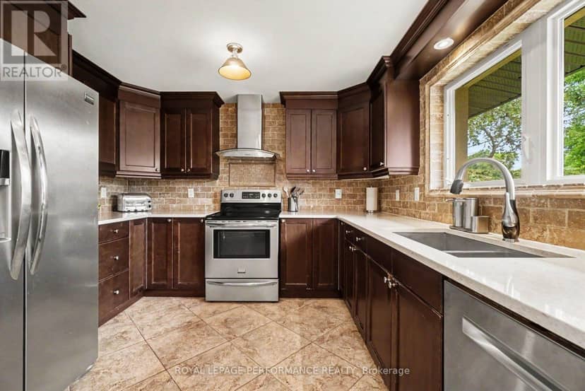 2061 Cabot Street — photo 10 of 39