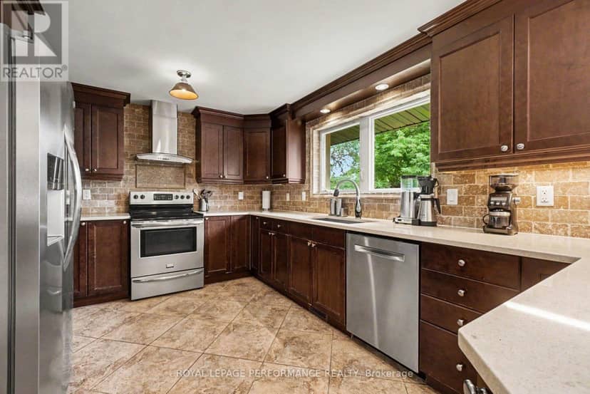 2061 Cabot Street — photo 9 of 39
