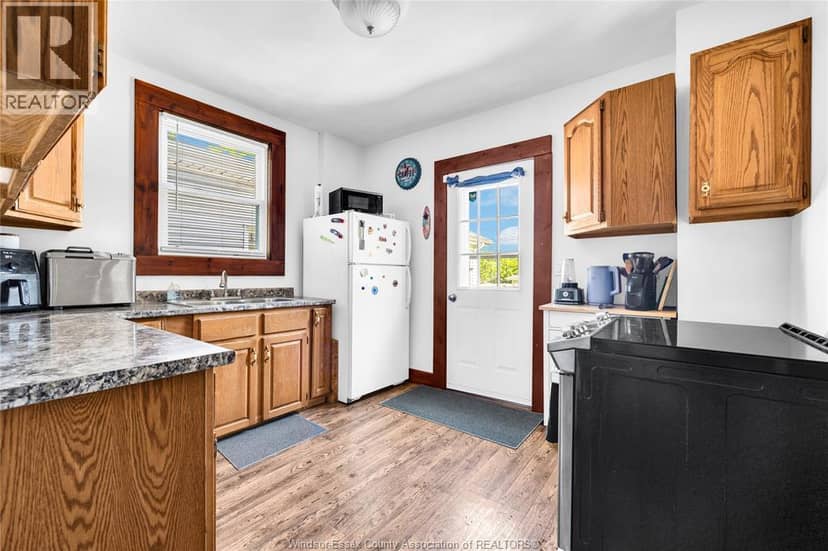 916 Windsor Avenue — photo 8 of 15