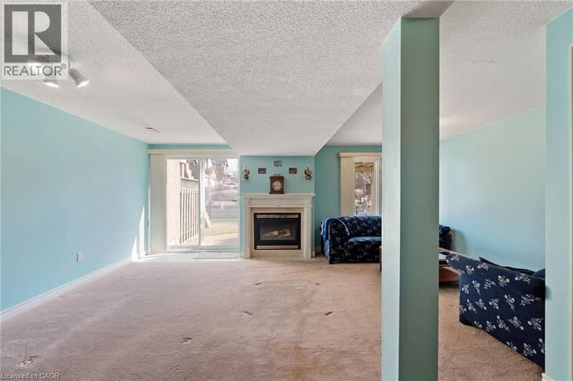 85 EDGEWATER Drive Unit# 10 — photo 32 of 40