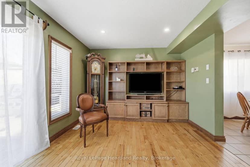 480 Mowat Street E — photo 11 of 30