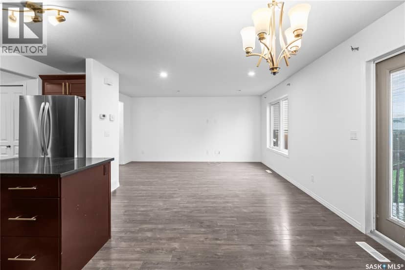 110 Henick CRESCENT — photo 10 of 40