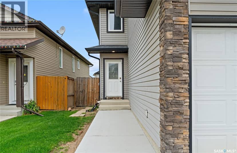 110 Henick CRESCENT — photo 3 of 40