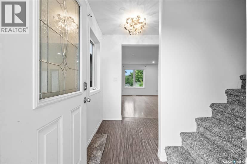 110 Henick CRESCENT — photo 4 of 40