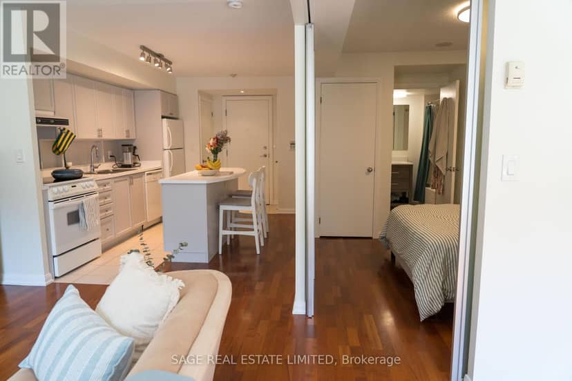 209 - 18 Beverley Street — photo 17 of 40