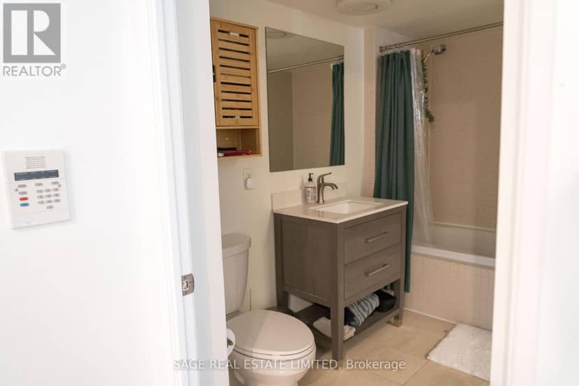 209 - 18 Beverley Street — photo 29 of 40