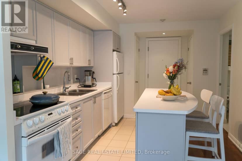 209 - 18 Beverley Street — photo 3 of 40