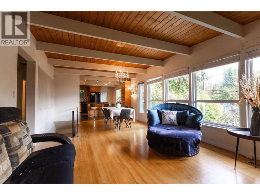 3063 ROYAL AVENUE, North Vancouver