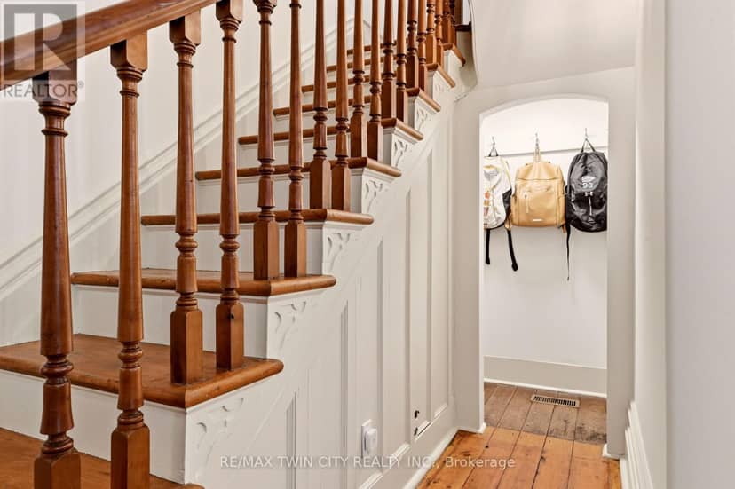 25 Dunbar Street — photo 12 of 40