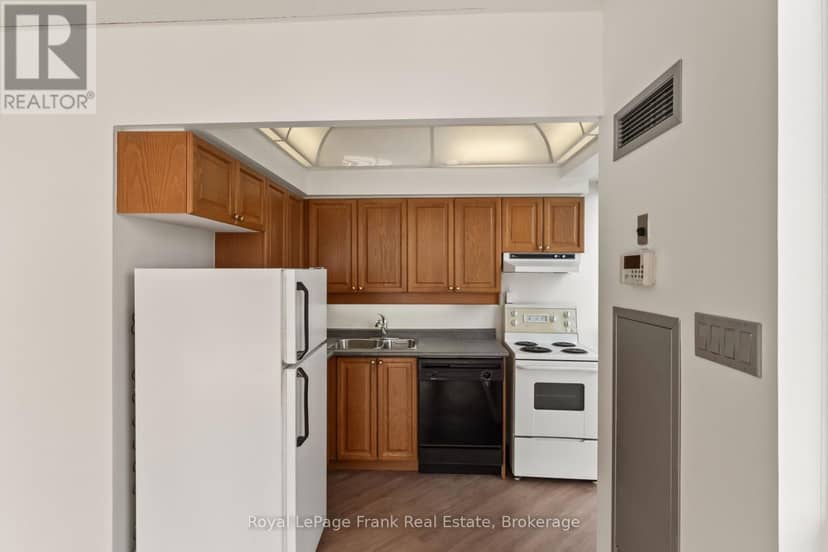 2910 - 736 Bay Street — photo 15 of 32