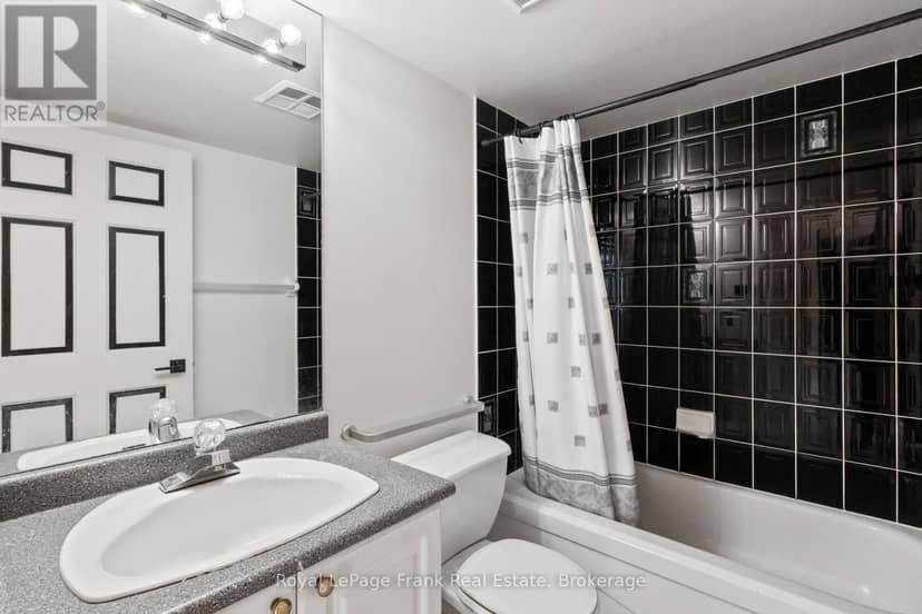 2910 - 736 Bay Street — photo 22 of 32