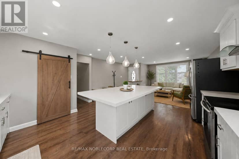 166 Collings Avenue — photo 6 of 30