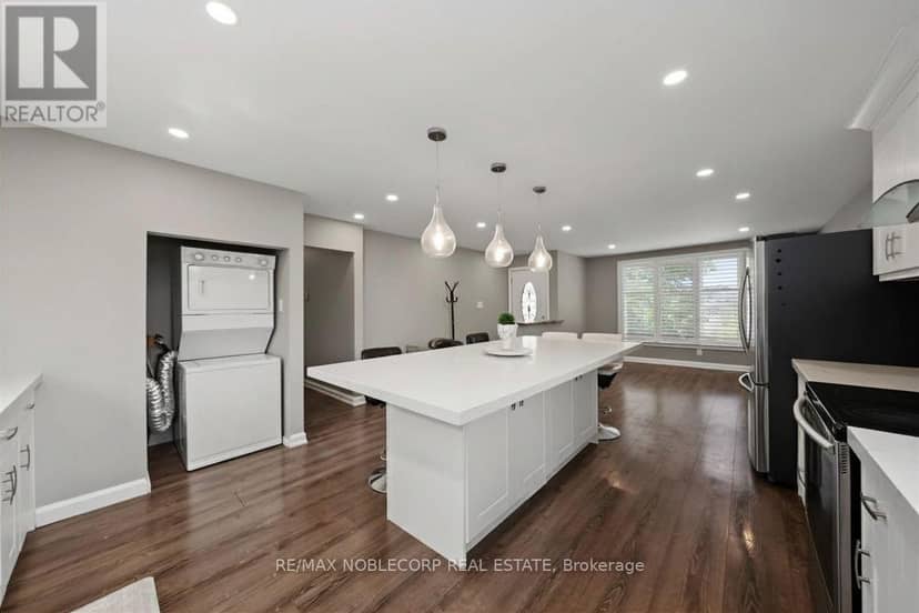 166 Collings Avenue — photo 7 of 30