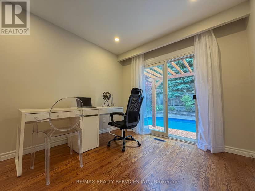 238 Laurier Avenue — photo 12 of 32