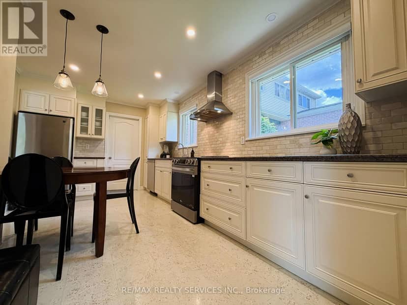 238 Laurier Avenue — photo 4 of 32