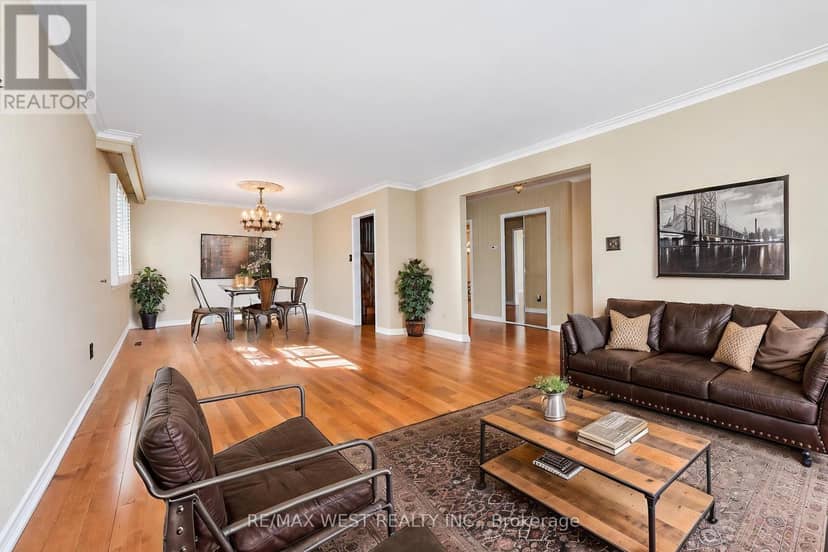 61 Bickerton Crescent, Toronto, photo 3