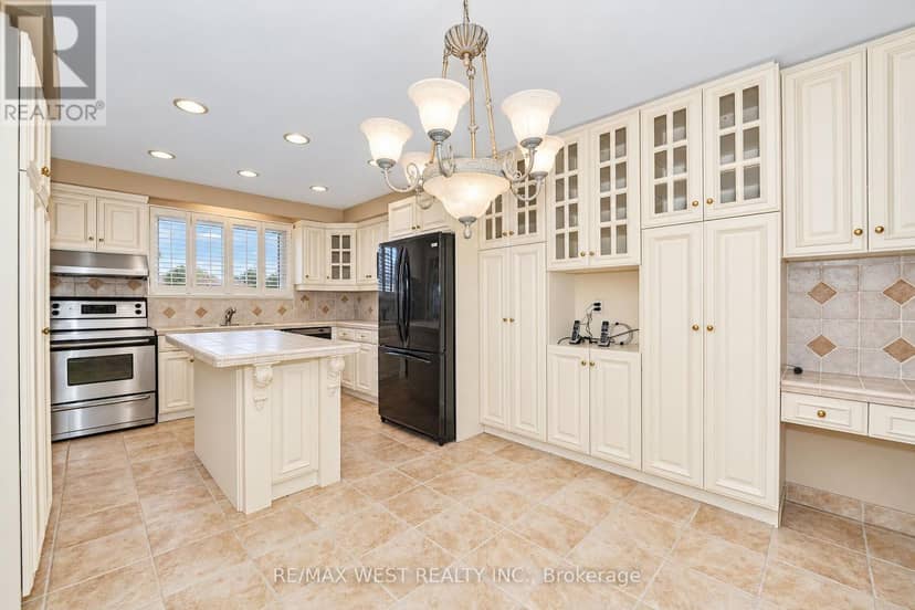 61 Bickerton Crescent, Toronto, photo 4