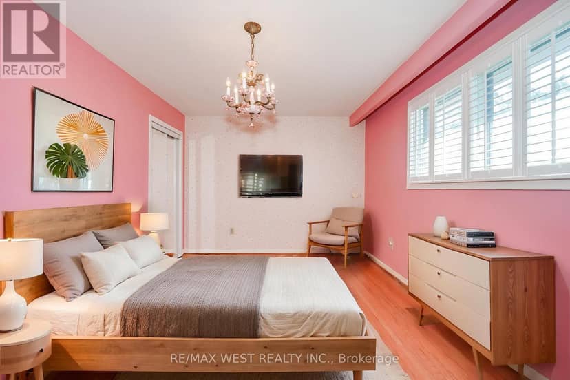 61 Bickerton Crescent — photo 9 of 11