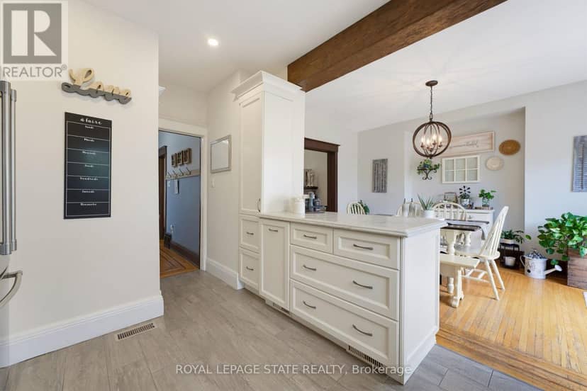 394 Charlton Avenue W — photo 15 of 40