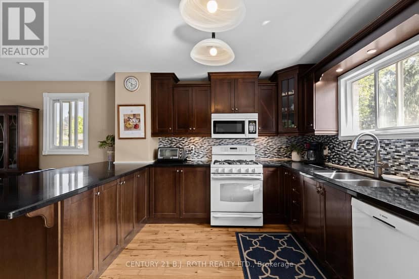 10 Andrea Crescent — photo 13 of 36