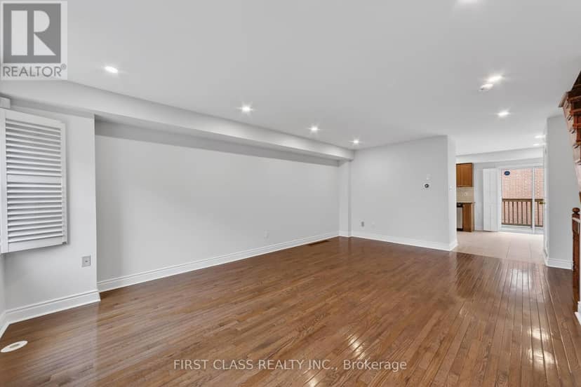 TH10 - 3076 Lake Shore Boulevard W — photo 12 of 35