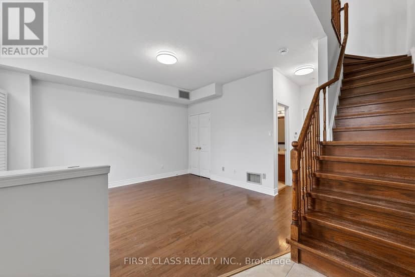 TH10 - 3076 Lake Shore Boulevard W, Toronto, photo 2