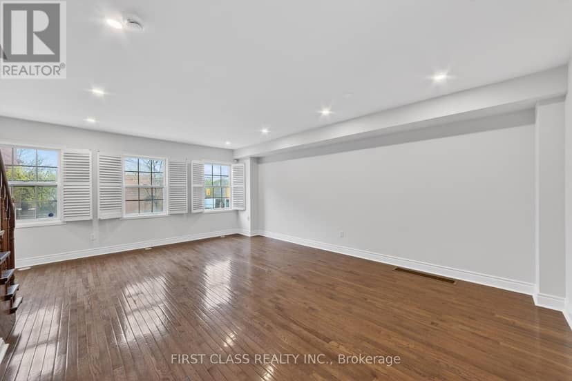 TH10 - 3076 Lake Shore Boulevard W — photo 9 of 35