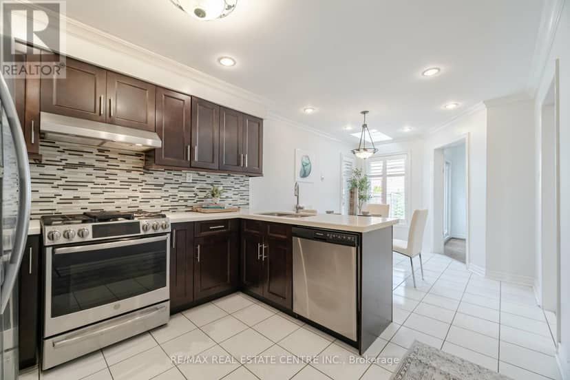 2485 Strathmore Crescent N — photo 17 of 40